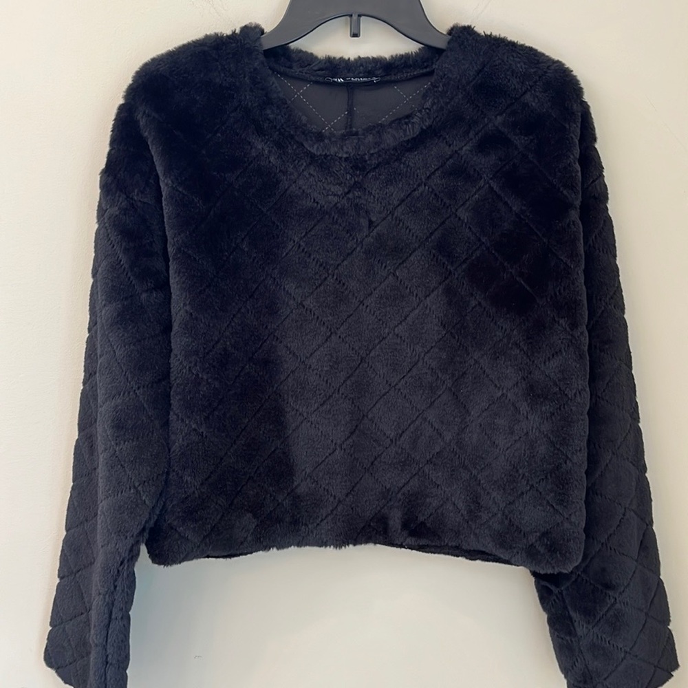 Zara women’s cropped sweater top size Medium black pullover soft fuzzy warm cozy
